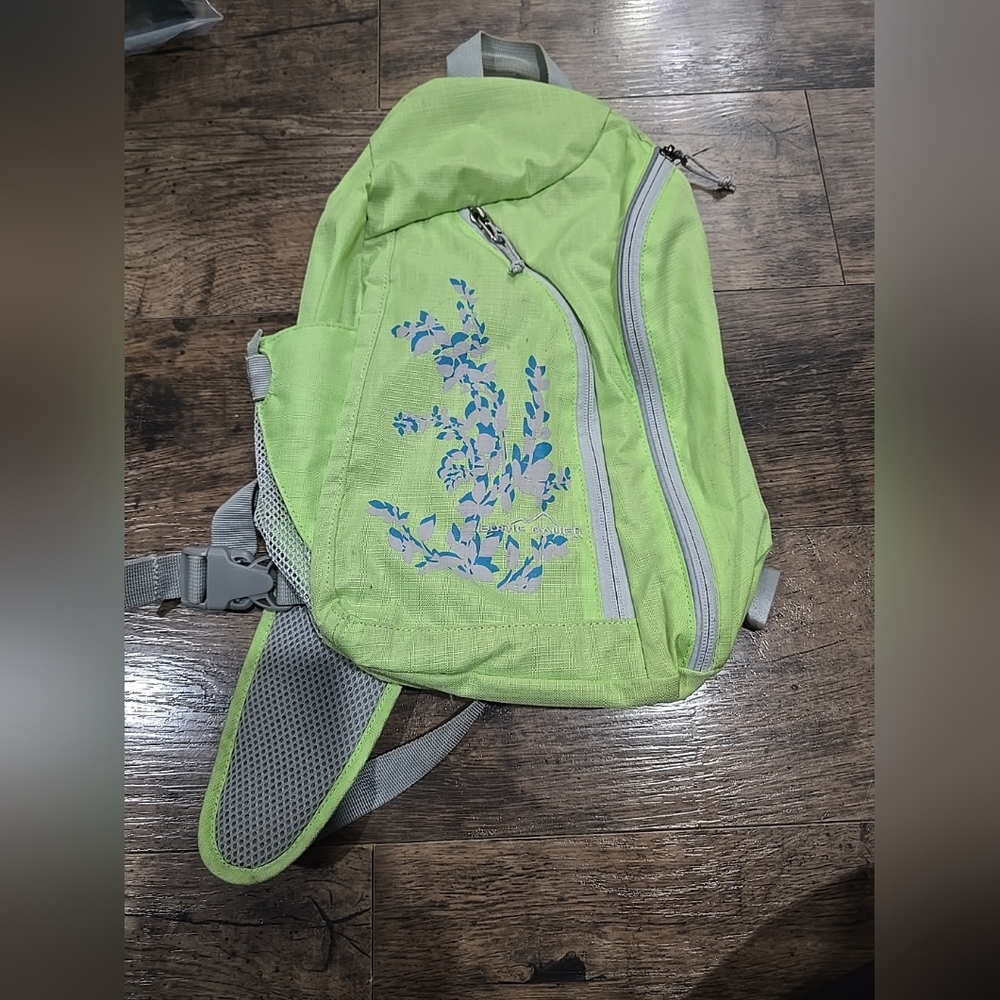 Eddie Bauer Womens sling backpack zipper closure